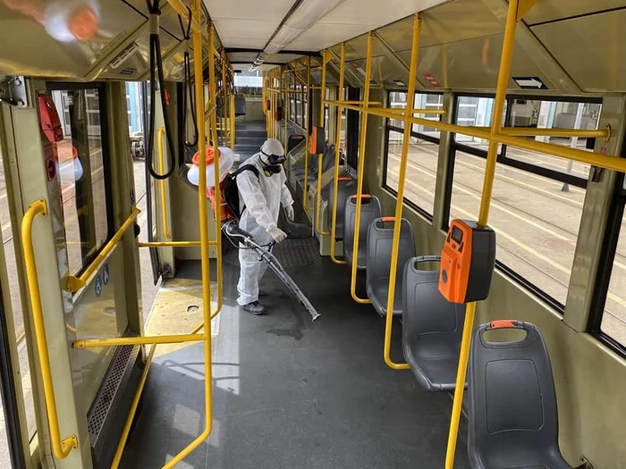 Tramvaiul este dezinfectat cu ajutorul unui atomizor