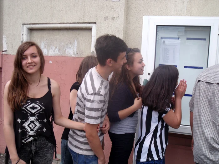 Elevi de la Colegiul Naţional "Cuza", bucuroşi de notele de la Evaluarea Naţională 2014 FOTO Adevărul