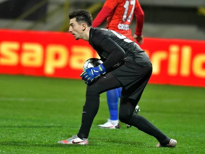 
    Andrei Vlad a parat lovitura executată de CicâldăuFoto: sportpictures.eu  