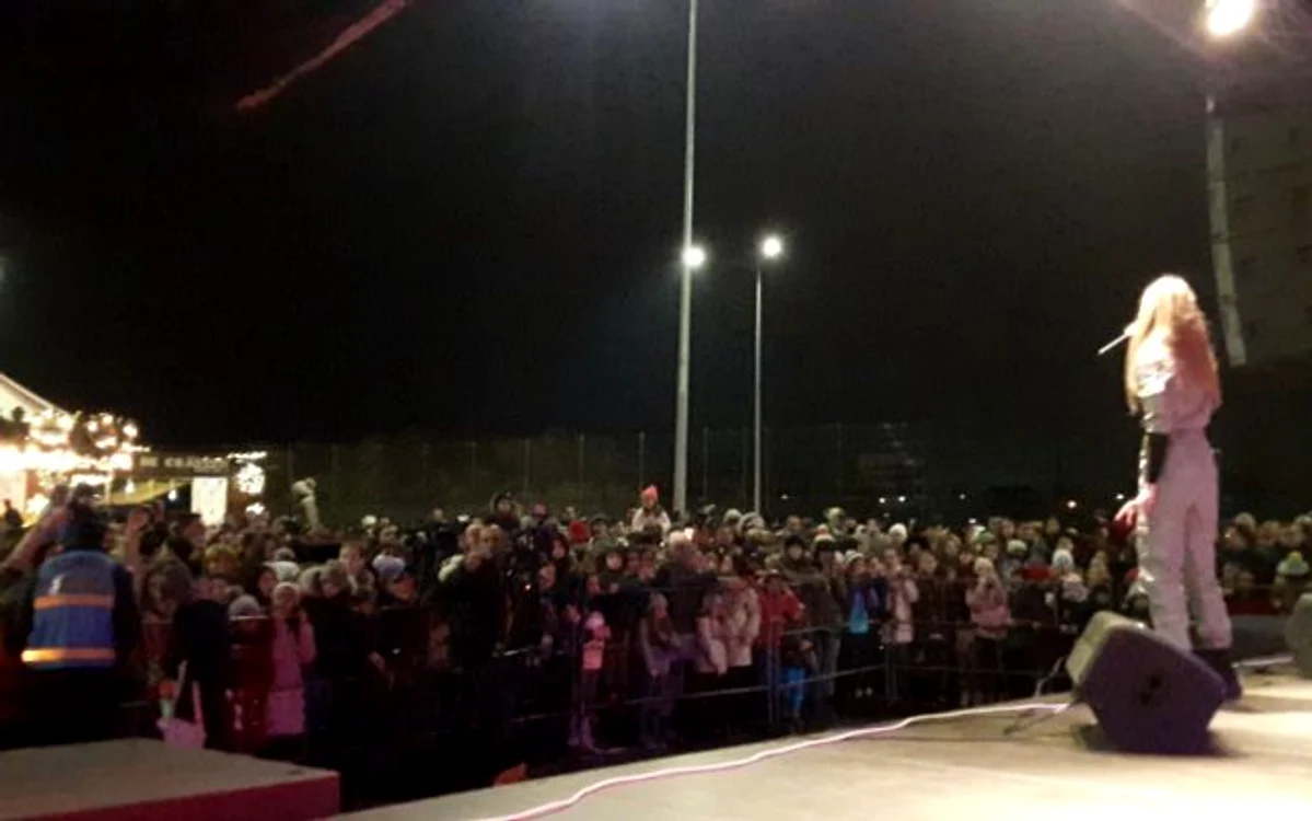Iuliana, urmărită de milioane de copii şi adolescenţi pe reţelele sociale, este asaltată şi în concerte, iar cel de la Slatina nu a făcut excepţie FOTO: Alina MItran