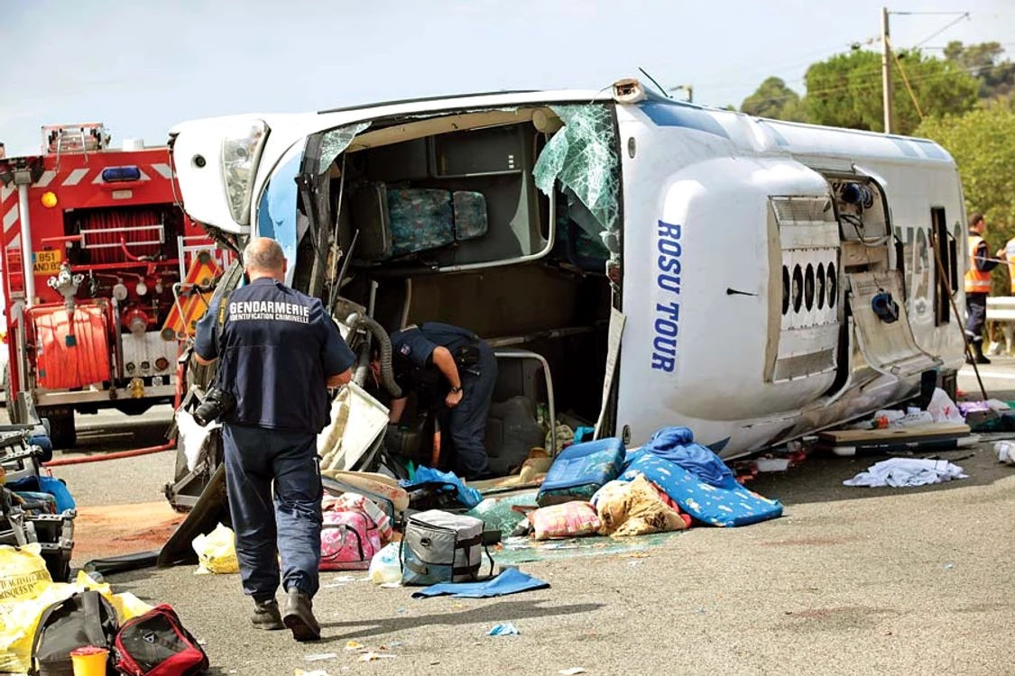
    Autocarul s-a  răsturnat  după ce i-a  explodat  un cauciuc (fotografii: afp)  