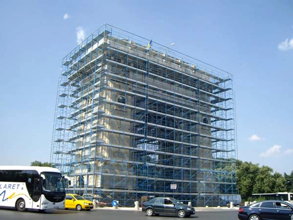 
    Aşa arăta Arcul de Triumf la începutul lucrărilor   
