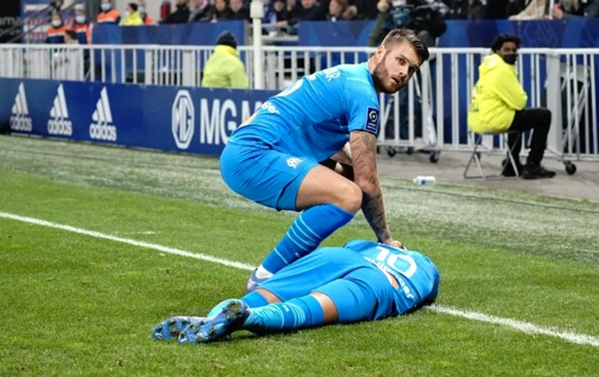
    Dimitri Payet s-a prăbușit pe gazon după ce a primit sticla în capFOTO: Profimedia  