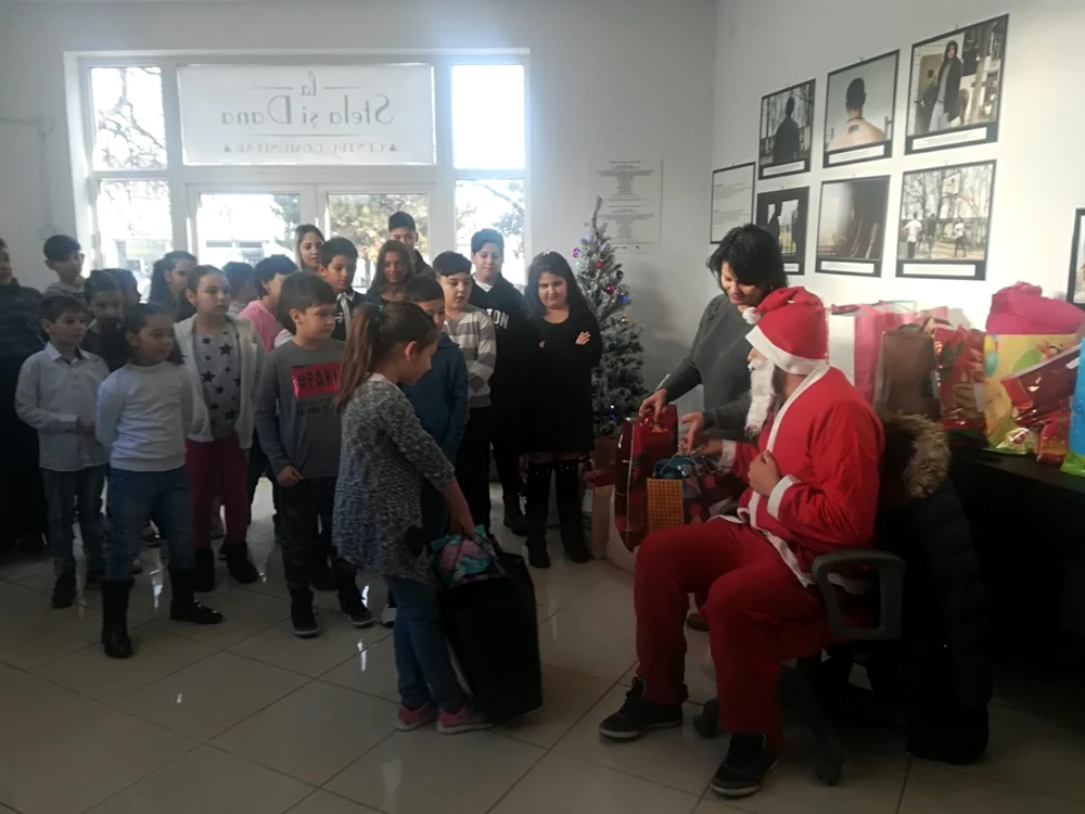 Crăciun în
Ferentari: Vreau ca aceşti copii să nu repete greşelile mele şi să înveţe carte. FOTO: Adevărul