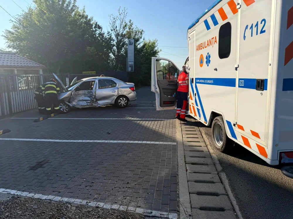 Șoferul autoturismului a fost rănit și transportat la spital. FOTO: ISU Iași