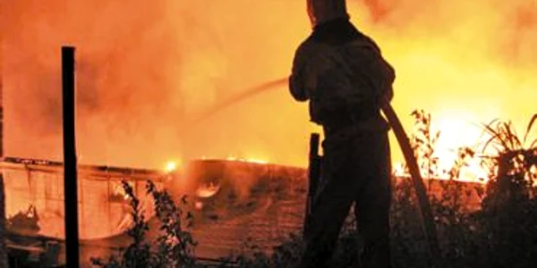 Mehedinţi: Un incendiu izbucnit la un rezervor de combustibil a fost stins