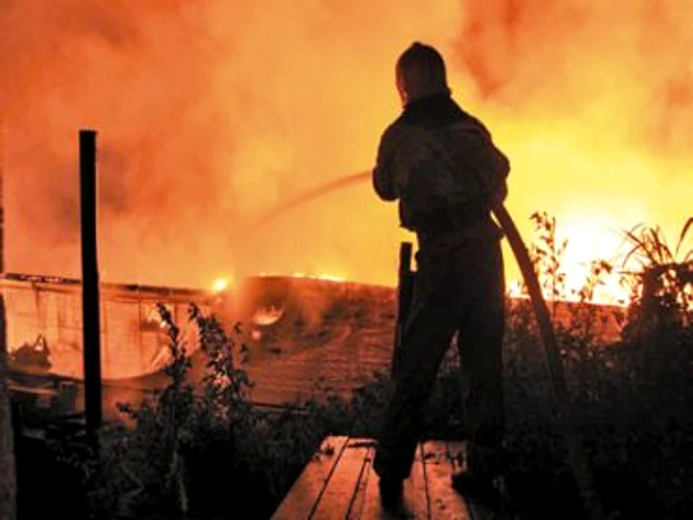 Mehedinţi: Un incendiu izbucnit la un rezervor de combustibil a fost stins