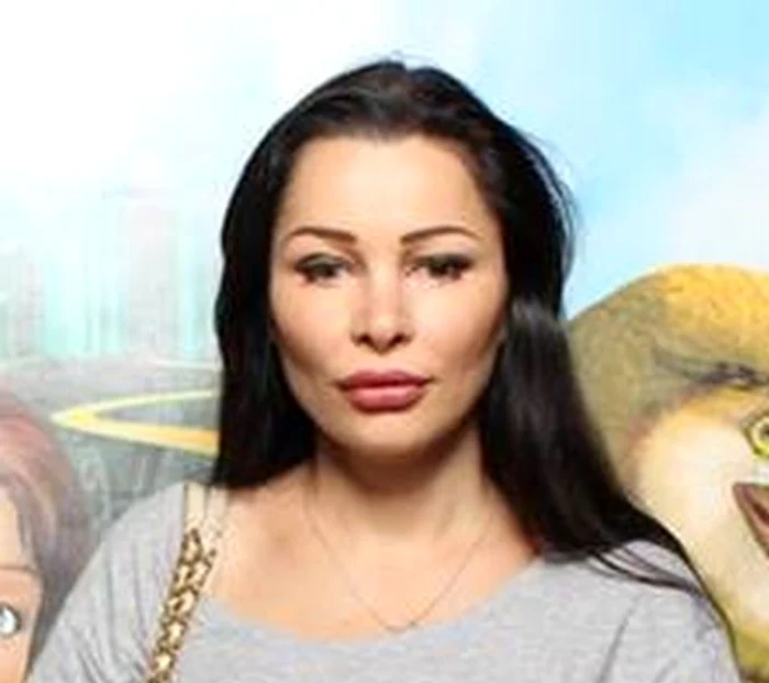 Brighitte Sfăt a venit la cinema alături de cei doi copii ai ei