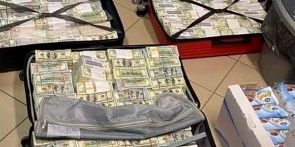  Valize cu bani găsite în maşina unei femei care venea din Ucraina Foto