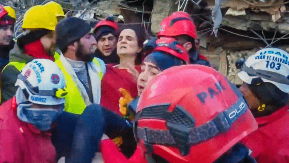 O femeie și un copil salvați de sub dărămături, după șase zile de la cutremurele care au devastat Turcia și Siria