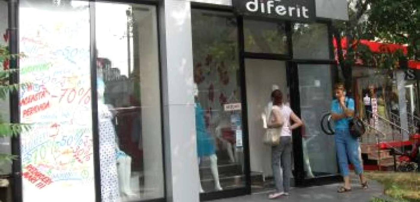 Slatina: Reducerile au golit magazinele de haine