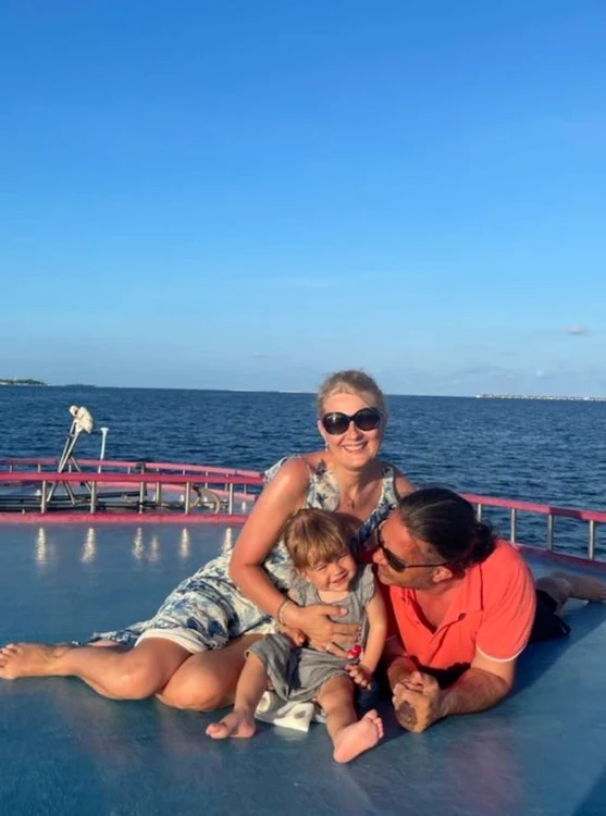 
    Alessandra Stoicescu, Sergiu Constantinescu și micuța Sara, în Maldivefoto: Instagram  