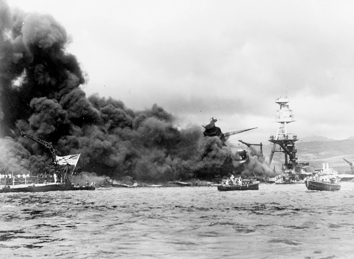 Navele USS West Virginia și USS Arizona, scufundate în urma atacului de la Pearl Harbor (© National Archives and Records Administration)