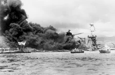 Navele USS West Virginia și USS Arizona, scufundate în urma atacului de la Pearl Harbor (© National Archives and Records Administration)