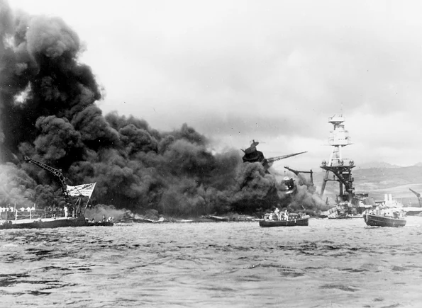 Navele USS West Virginia și USS Arizona, scufundate în urma atacului de la Pearl Harbor (© National Archives and Records Administration)