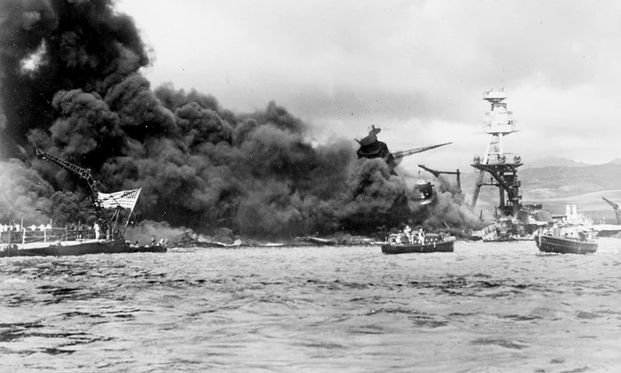 Navele USS West Virginia și USS Arizona, scufundate în urma atacului de la Pearl Harbor (© National Archives and Records Administration)