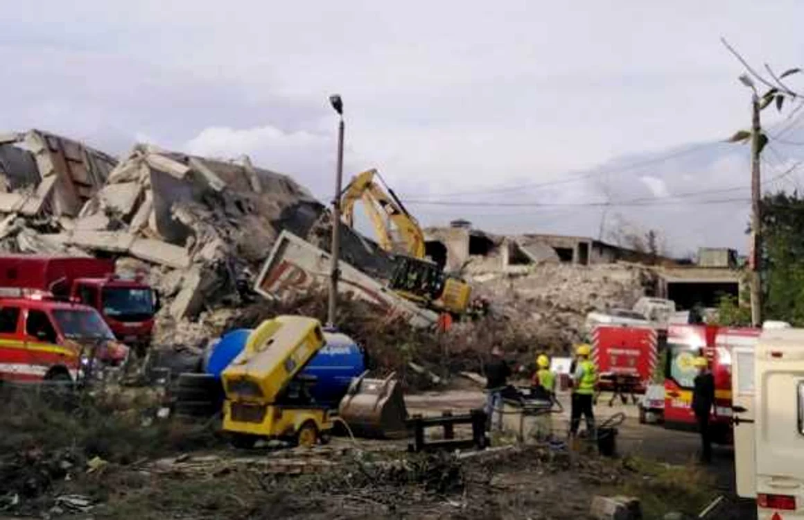 Clădirea probuşită avea opt etaje. FOTO ISU Neamţ