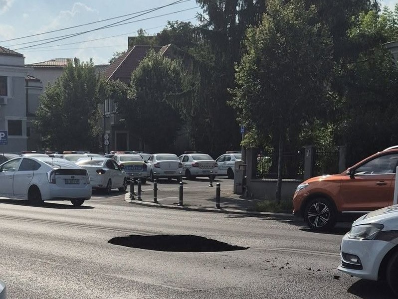Trafic restricționat pe Bulevardul Eroilor din Capitală după ce carosabilul s-a surpat. Se circulă pe o singură bandă pe sens