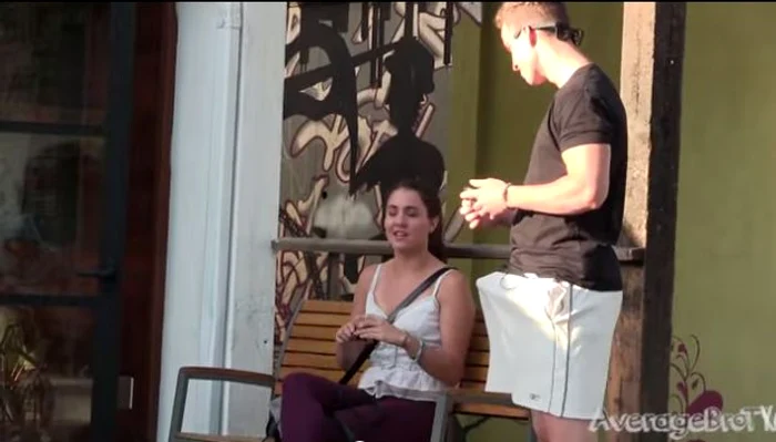 Tânăra, impresionată de gest, i-a dat numărul de telefonFoto Youtube