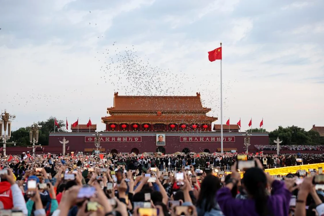 Ceremonia oficială de ridicare a drapelului, în Piața Tiananmen din Beijing. Sursa: Ecns