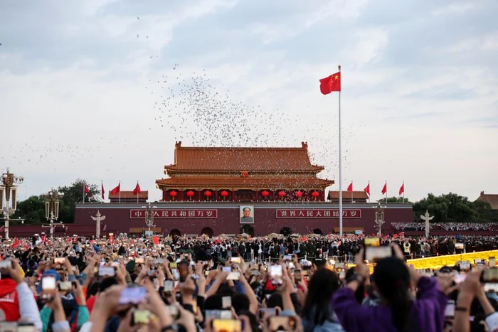 Ceremonia oficială de ridicare a drapelului, în Piața Tiananmen din Beijing. Sursa: Ecns