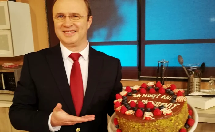 Grig i-a răsfăţat colegii cu tort