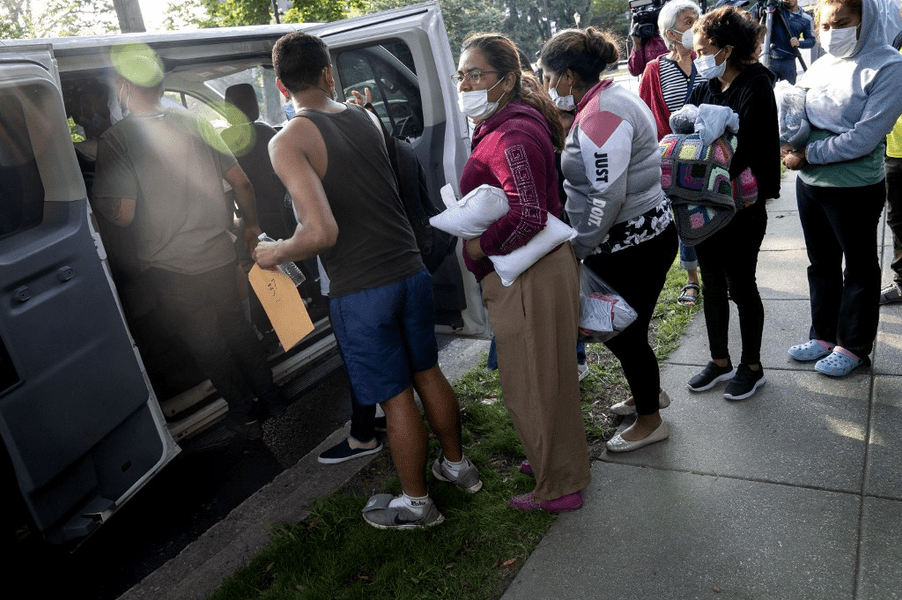 Autobuze cu migranţi depuşi în faţa reşedinţei vicepreşedintei Kamala Harris în Ajunul Crăciunului