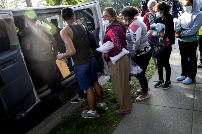 Migranți din Venezuela lăsați în fața reședinței Kamalei Harris, la 15 septembrie 2022 Foto AFP