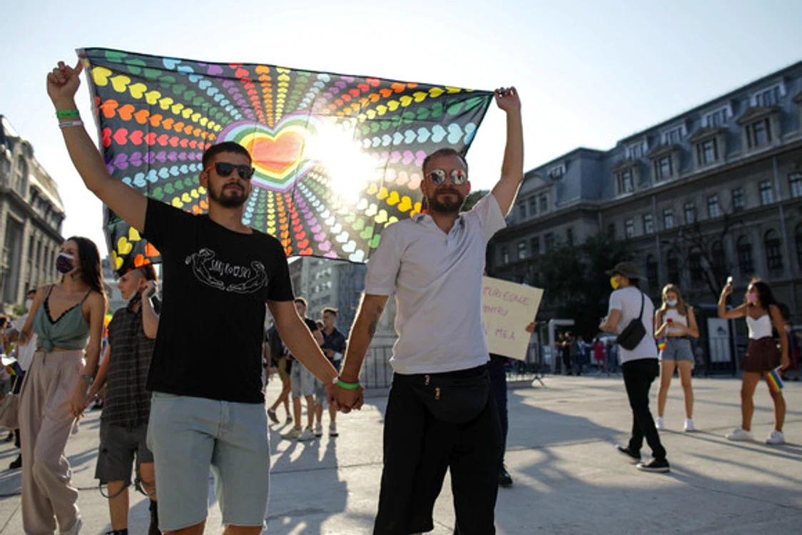 
    Tot sâmbătă, sute de persoane  au manifestat contra  minorităților sexuale   
