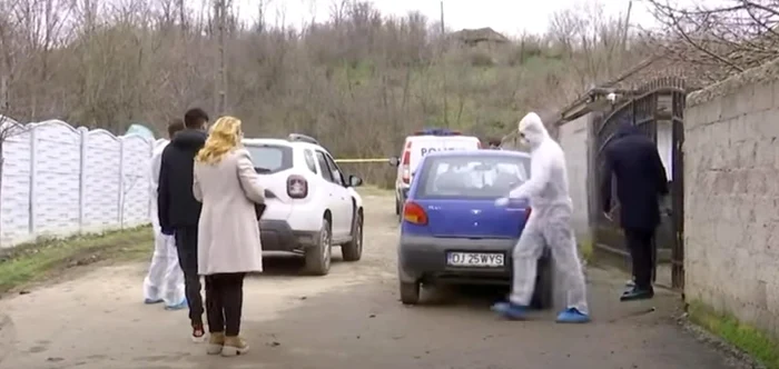 Anchetatorii au ridicat probe de la faţa locului. FOTO: captură video/Plus Oltenia