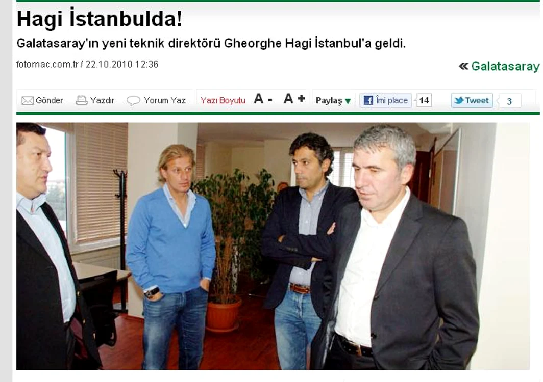 Hagi, alături de viitorul său "secund" Tugay (al doilea din stânga), la sosirea la Istanbul  "Fotomac"