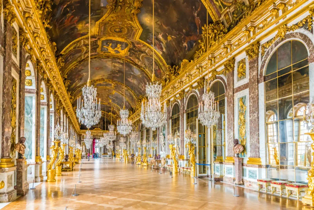 Top 8 cele mai spectaculoase palate din Europa. De la luxul orbitor de la Versailles, la castelul de basm care a inspirat Disney