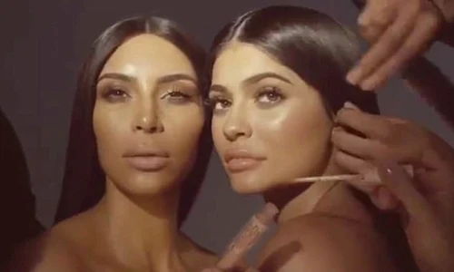 3F5B1E5800000578 4422570 Flawless The duo are preened by a makeup team as they pose and p m 41 1492539438170 jpeg