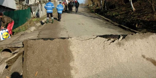 Alunecare de teren în satul Gâşteni