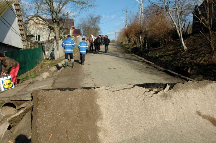 Alunecare de teren în satul Gâşteni, comuna băcăuană Răcăciuni FOTO ISUJ