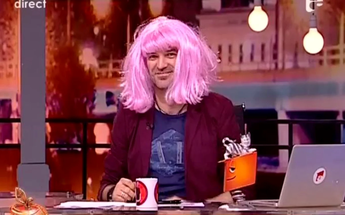 
    Dan Capatos a purtat perucă roz ca să pară femeie. Barba l-a dat de gol (captură Antena 1)  