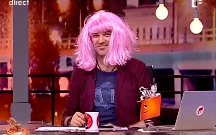 
    Dan Capatos a purtat perucă roz ca să pară femeie. Barba l-a dat de gol (captură Antena 1)  