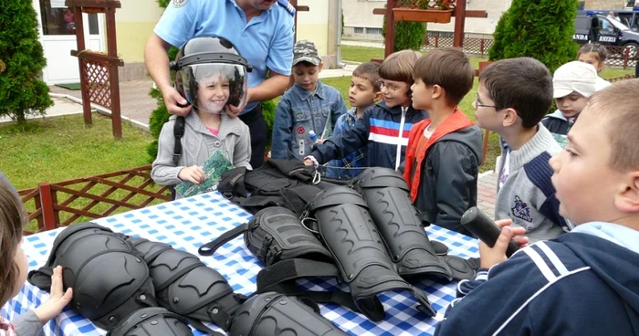 Copiii au probat tot ce le-a ieşit în cale...