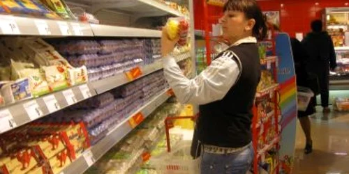 Pietrencele nu mai aşteaptă Joia Mare pentru a încondeia ouăle, ci le cumpără deja vopsite direct din magazine