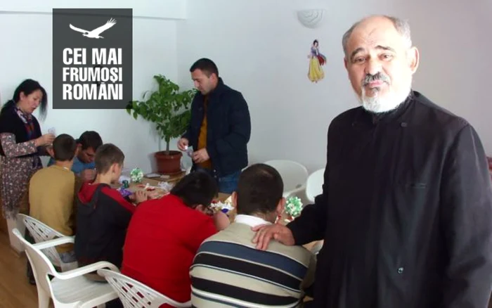 Părintele Marin Bica, alături de cei care i-au devenit o a doua familie... (FOTO: Mugurel Manea)