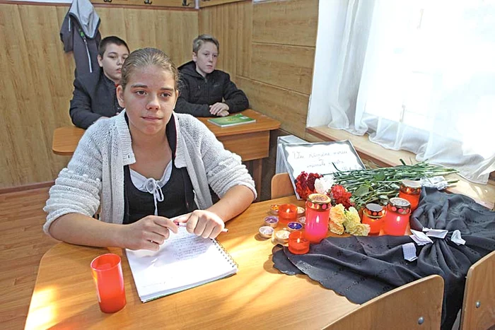 Edu ar fi trebuit să fie ieri la şcoală, lângă  colega lui de bancă, Sofia Gavrilescu