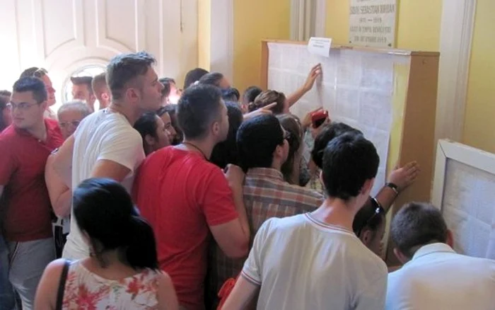 
    Pentru absolvenții de liceu care au picat la prima sesiune de Bacalaureat 2019  mai există o șansă, sesiunea a doua a examenuluiFOTO: adevarul.ro  