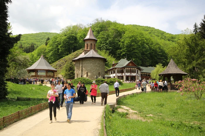 Mănăstirea Prislop, locul unde este înmormântat Arsenie Boca, este, de ani de zile, un adevărat loc de pelerinaj pentru mii de români