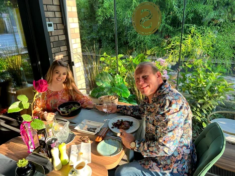 Vali Crăciunescu este fericit în brațele soției sale / Sursă: Facebook