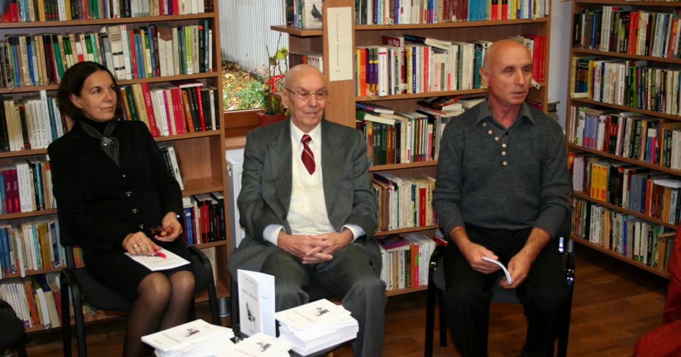 Ionel Nistor (mijloc) se află la al patrulea volum de poezii