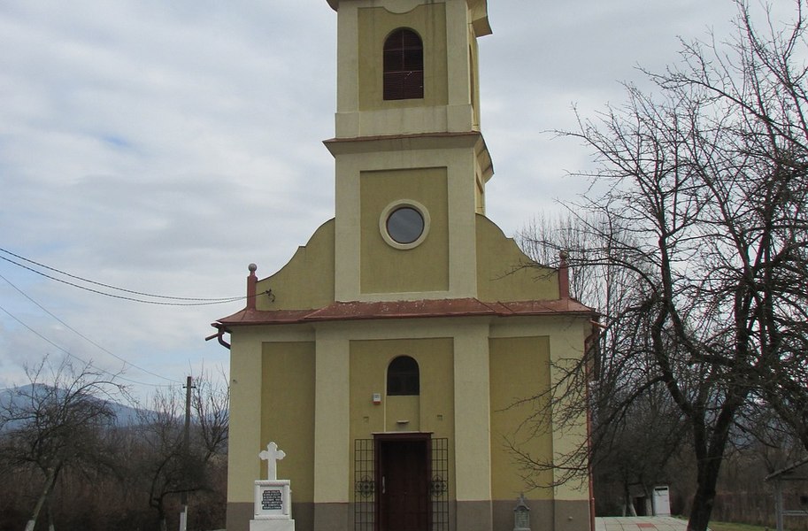 „Veniți de luați lumină de la stâlp”. Biserica și Primăria unui oraș bihorean, acuzate că furau curent. „Nu voi fi țap ispășitor”