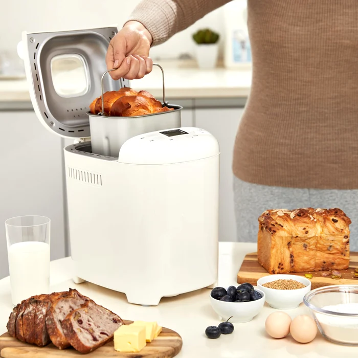 Pâine proaspătă scoasă din mașina de făcut pâine, alături de alte sortimente de pâine / Amazon.com