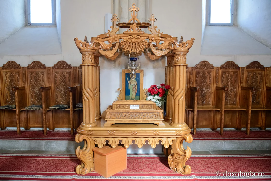 Racla cu moaștele Sfântului Mare Mucenic Iacob de la Mânăstirea Dragomirna