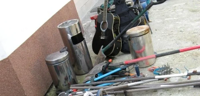 La percheziţii, poliţişti au găsit acasă la inculpaţi bunuri ce aparţineau şcolii, în valoare de 100 000 de lei