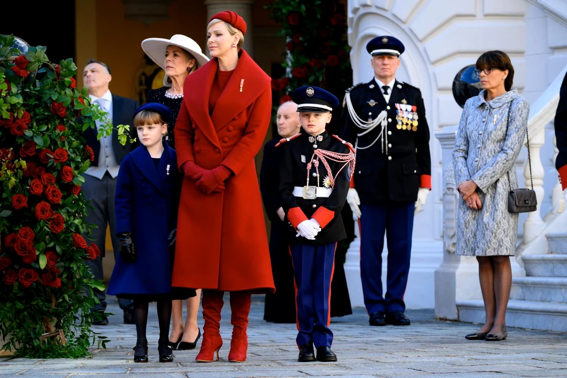 Printesa Charlene si Printul Albert de Monaco, impreuna cu Printul Jacques, Printesa Gabriela, Printesa Caroline de Hanovra si Printesa Stephanie de Monaco de Ziua Nationala a Principatului Monaco   Palais Princier (13) jpg